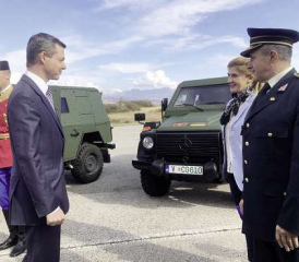Staatssekretär Silberhorn übergibt dem montenegrinischen Generalstabschef Dakic sechs Mercedes-Fahrzeuge Enok.