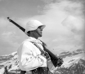 Eigenheit des eidgenössischen Wehrwillens: Karabiner 31 als persönliche Waffe.