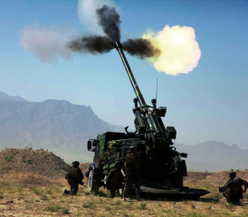 Die CAESAR-Haubitze im Einsatz in Afghanistan. In der Version 8×8 sollen alle Geschütze Dänemarks nun in die Ukraine gespendet werden.