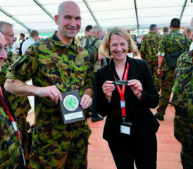 Von links: Oberst Markus Schmid, Vorstandspräsident SCHWEIZER SOLDAT, KKdt Thomas Süssli, Chef der Armee, Jojo Mulder, Präsidentin EMPA und Fachof Andreas Hess, Stellvertretender Chefredaktor SCHWEIZER SOLDAT.