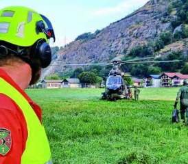 Ein Super Puma der Luftwaffe wurde im Wallis zur Brandbekämpfung eingesetzt.