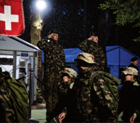 Ex-CdA KKdt Thomas Süssli und Oberst Ambros Notz salutieren den Schweizer Marschgruppen beim Ausmarsch.