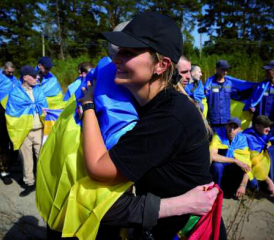 Aus russischer Gefangenschaft heimgekehrte ukrainische Soldaten.