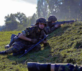 Wm bei der Befehlsgebung im Gefechtsschiessen.