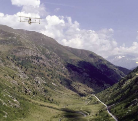 Nachgestellte Szene des Fluges über die Schweiz.