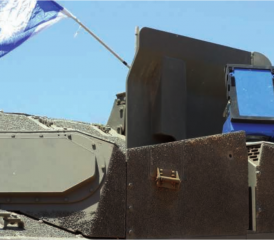 Das Trophy-System auf einem israelischen Kampfpanzer. Auf diesem Bild sichtbar: Eine blaue Patrone wurde als Übungsmunition in den Trophy-Werfer geladen.