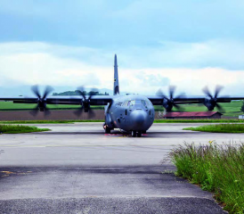 Ein Flugzeug der US Air Force transportierte die Lenkwaffen nach Payerne.