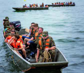 Evakuation von Zivilpersonen mit Übersetzbooten.