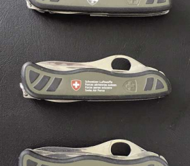 Sammlung eines 58-jährigen BO. Oben Geschenke (Heer und Luftwaffe), unten das Soldatenmesser: Alle Messer ohne Korkenzieher!