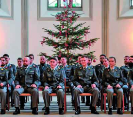 Die neuen Berufsunteroffiziere der Schweizer Armee.