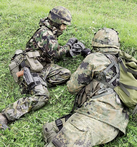 Vorbereitung einer geballten Ladung, unterstützt durch unseren deutschen Kameraden.