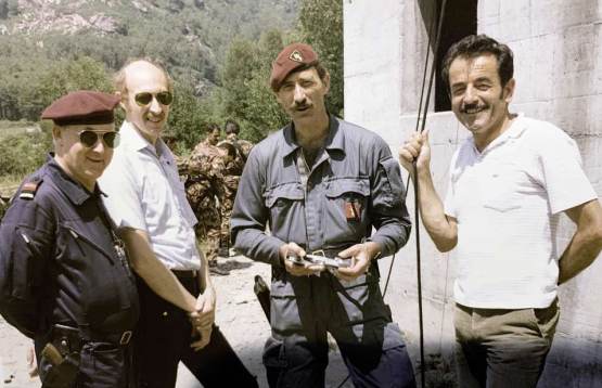 Kdt Hans Suter aus Liestal der zweite Kursdirektor in Uniform links im Gespräch mit den technischen Leitern Léon Borer und Jacques Künzi in zivil, zuletzt Kripo Chef in Genf und erster Kommandant Schutzdetachement Bundesrat sowie Christian Ambühl im Combinaison von der Kapo ZH, erfolgreicher Instruktor und Personenschützer.