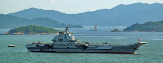 Der Flugzeugträger Liaoning in Hong Kong. Er ist mit einer Rampe als Startvorrichtung ausgestattet.