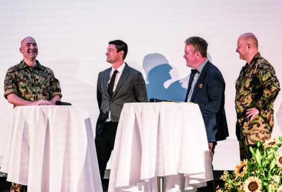 V. l. n. r.: Die Podiumsgäste KKdt Thomas Süssli, Nationalrat Benjamin Giezendanner, Moderator Dominik Feusi und OG Panzer Präsident Oberstlt i Gst Erich Muff.
