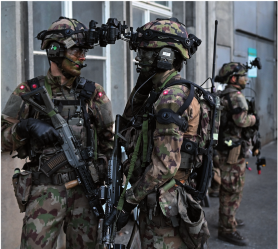 Det Chef und Gruppenführer stimmen sich unmittelbar vor dem Einsatz ab.