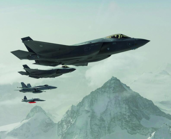 F-35A Lightning II, F/A-18C Hornet und F-5E Tiger über den Schweizer Alpen.