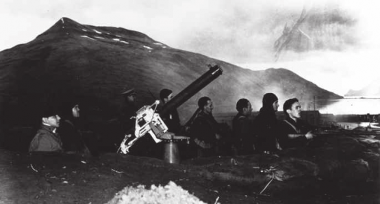 3. Juni 1942, Durch Harbor, Aleuten. Die Crew einer Maschinengewehrstellung beobachtet die abfliegenden japanischen Kampfflugzeuge. Im Hintergrund der Rauch der von japanischen Sturzkampfbombern in Brand geschossenen SS Nortwestern.