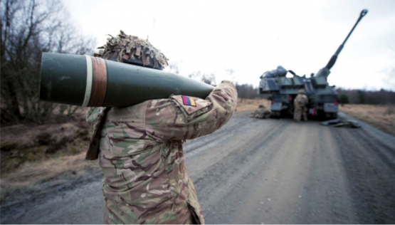 Grossbritannien und Frankreich senden Artilleriesysteme und Munition in die Ukraine. Im Bild: Ein Soldat trägt eine 155-mm-Granate zu einem AS-90-Geschütz.