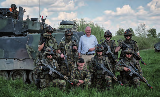 Bundesrat und VBS-Vorsteher Martin Pfister auf Besuch bei der Truppe.