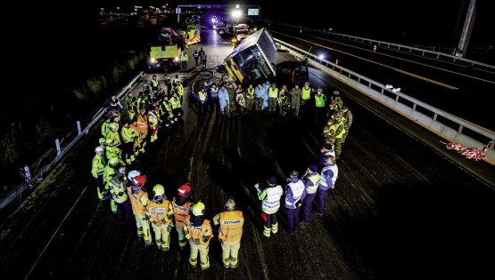 Die Globalisierung verändert unsere Denkweise und Art des Zusammenlebens. Junge Menschen sind immer mehr hin- und hergerissen zwischen der Notwendigkeit, ihre persönliche Karriere zu entwickeln und dem Wunsch, anderen zu dienen und zur sozialen Entwicklung der Gesellschaft beizutragen. Im Bild: Zivil-militärische Übungsbesprechung.