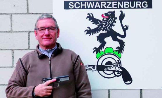Bild: Alfred Hostettler Training hat sich gelohnt: Alfred Hostettler vor dem Schützenhaus seines Stammvereins, den Pistolenschützen Schwarzenburg.