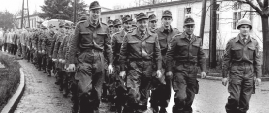 Bundeswehrsoldaten der ersten Generationen beim Formaldienst. In der Konzeption der Armee wurde besonderer Wert darauf gelegt, dass ein Recht und eine Pflicht zum Ungehorsam im Falle verbrecherischer Befehle fixiert werden sollte.