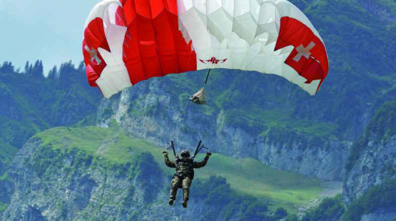 Ein Fallschirmspringer vom Swiss Parawings-Team bei der Vorführung.