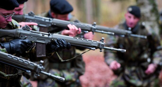 Das Sturmgewehr 90 (SG 550) bleibt der Schweizer Armee wohl mindestens bis ins Jahr 2040 erhalten.