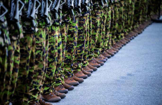Rund 800 Doppelbürger absolvieren jährlich ihre Militärpflicht im Ausland statt in der Schweiz.
