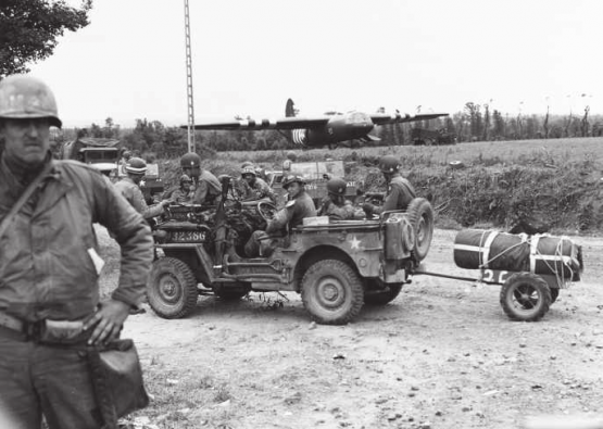 1944 Normandie: US-Soldaten vor einem britischen Horsa-Lastensegler.
