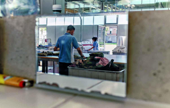 Die Mitarbeiter der Soldatenwäscherei waschen durchschnittlich 7,7 Tonnen Wäsche pro Jahr.