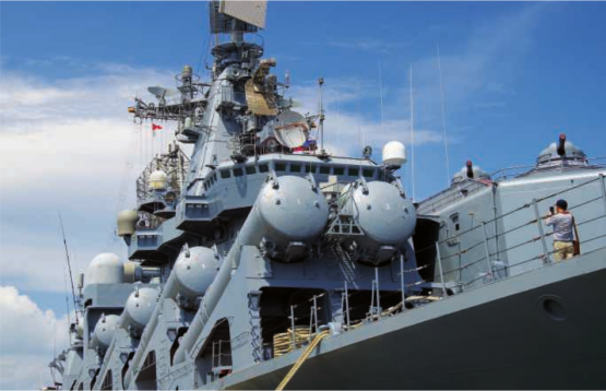 Der nicht mehr neueste, aber kampfstarke und imposante Kreuzer RFS «Varyag», Flaggschiff der russischen Pazifikflotte, kreuzt jetzt im östlichen Mittelmeer und dürfte vor allem zur Beschattung der US-Träger-Kampfgruppe USS «Harry S. Truman» dienen. Die Hauptbewaffnung sind die SS-N-12 «Sandbox» Schiff-Schiff Lenkwaffen.