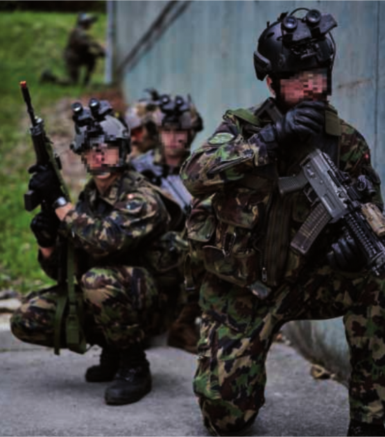 ExCP21 Team bereitet sich auf den Zugriff auf ein Zielobjekt vor.