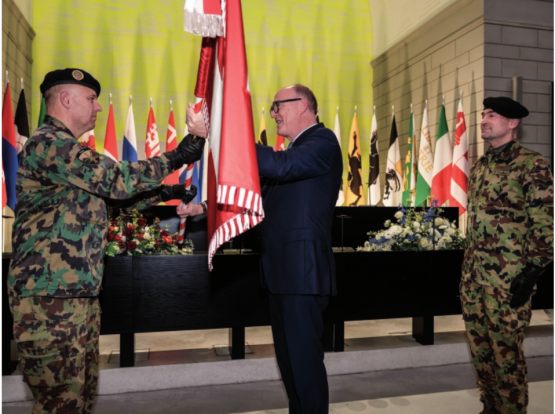 Korpskommandant Süssli übergibt nach sechs Jahren an der Spitze in einer feierlichen Zeremonie das Kommando an Divisionär – heute Korpskommandant – Roos.