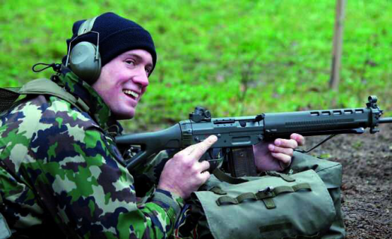 Schwinger Kilian Wenger beim Schiessen mit Sturmgewehr 90.