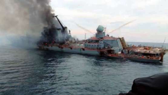 Eine Aufnahme ohne Quellenangabe der «Moskva» mit Schlagseite. Das Schiff ist vermutlich backbords getroffen worden. Dunst verschleiert die Sicht auf die Sandbox-Werfer und verunmöglicht damit eine genaue Beurteilung der Situation und der Treffer- bzw. Schadenslage in den Bereichen Brücke und SS-N-12B-Werfer.