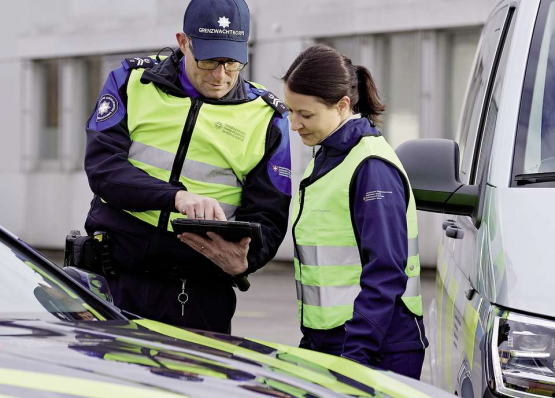 Mit der Transformation der EZV zum Bundesamt für Zoll und Grenzsicherheit (BAZG) werden die bisherigen Berufe «Zollfachmann/frau» und «Grenzwächter/in» zu einem neuen, einheitlichen Beruf «Fachspezialist/in Zoll und Grenzsicherheit» vereint.