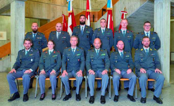 Am 21. Oktober wurden zehn neue Berufsoffiziere brevetiert. In der Mitte des Bildes: Brigadier Hugo Roux und Oberst i Gst Philipp Bühler.