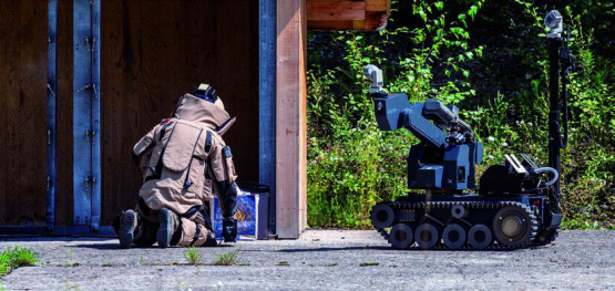 Ein Kampfmittelbeseitiger des Kommando KAMIR mit seinem Roboterhelfer, dem Fernlenkmanipulator.
