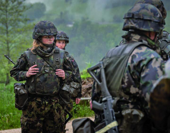 BHs mit Metallteilen können bei Einwirkung äusserer Kräfte (Projektile, Splitter, Druck, etc.) ein erhöhtes Verletzungsrisiko darstellen.