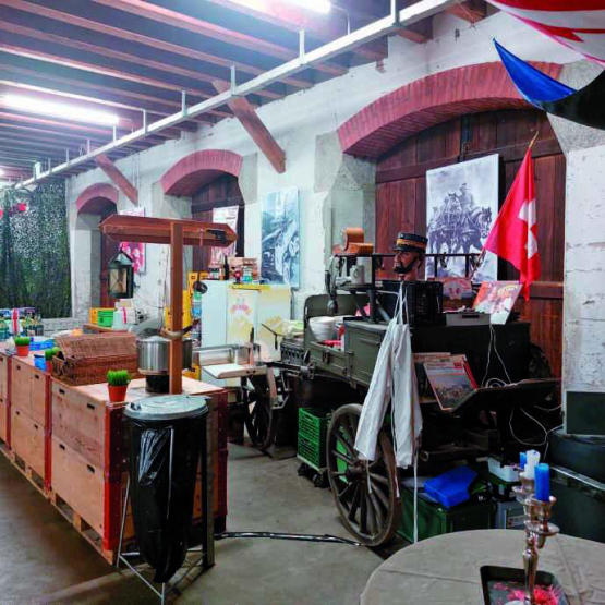 Bilder: Marco Wicki Militärische Raritäten aller Art und Herkunft dekorieren die grosse Halle.