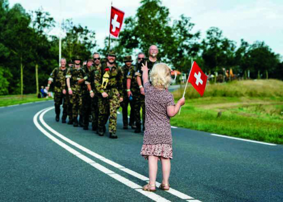 Die Kinder der Holländer hatten viel Freude an den Vorbeimarschierenden.