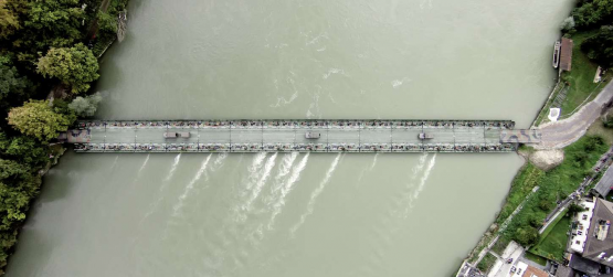 Fahrzeuge überqueren eine Schwimmbrücke.