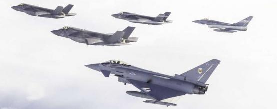 Eurofighter und F-35 im Formationsflug.