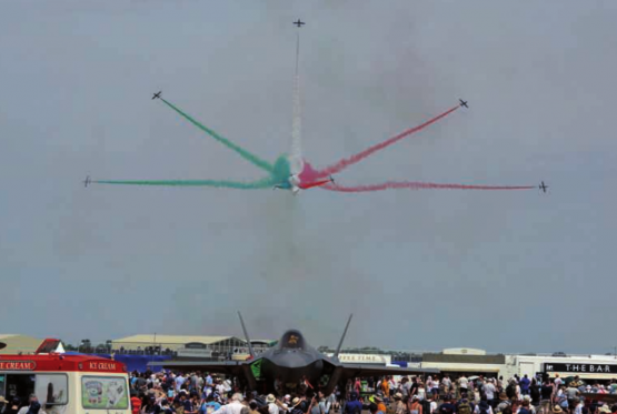 Hier das italienische Kunstflugteam Frecce Tricolori bei der Vorführung, in der statischen Ausstellung ist eine F-35A der US Air Force zu sehen.