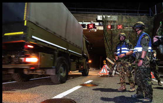Nach langer Zeit wurde wieder einmal eine geschützte Betankung in einem Tunnel geübt. Das Geniebataillon 2 in Aktion am Tunnelportal des Bözbergtunnels.