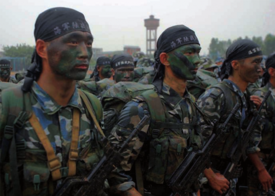 Da die Kommunistische Partei (noch) nicht bereit ist die Volksbefreiungsarmee im Ausland proaktiv zum Schutz der eigenen Wirtschaftsinteressen einzusetzen, werden nichtstaatliche Kräfte zunehmen eine wichtigere Rolle spielen. Im Bild: Chinesische Marinesoldaten.