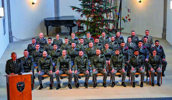 Bild: BUSA/Dominik Flammer Der SCHWEIZER SOLDAT gratuliert den jungen Berufsunteroffizieren herzlich zur Beförderung: Baggenstos Yves, Beretta Philipp, Berisha Patrik, Cammarota Matteo, Eichmann Mathias, Ernst Amanda, Faccani Leo, Fehr Bruno, Gianola Jan, Gobeli Michael, Grept Guilhem, Jaberg Eliot, Krivenkov Oleg, Kunaratnam Krishan, Marinitsch Dario, Massy Ludovic, Miori Luca, Mury Vincent, Öztürk Haci, Pelloni Désirée, Putscher Roger, Raemy Norman, Rancourt Mael, Rinaldi Raffaello, Rios Medina Steven, Roth Raffael, Rraci Ferdinand, Sigrist Timea, Thurre Florent, Tiziani Dario, Valasto Marco.