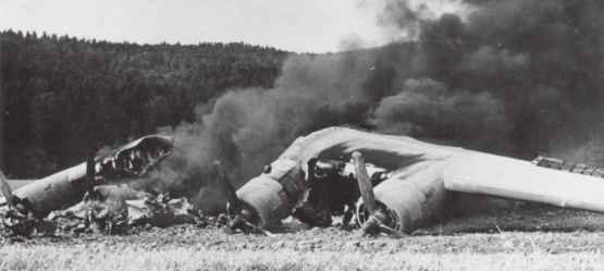 Die durch die Besatzung in Brand gesteckte «Death Dealer» kurz nach der Landung in der Schweiz.