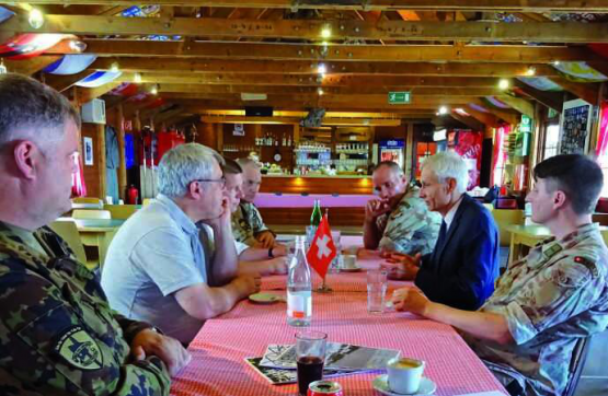 SWISS House, Militärs und Zivilisten am gleichen Tisch.